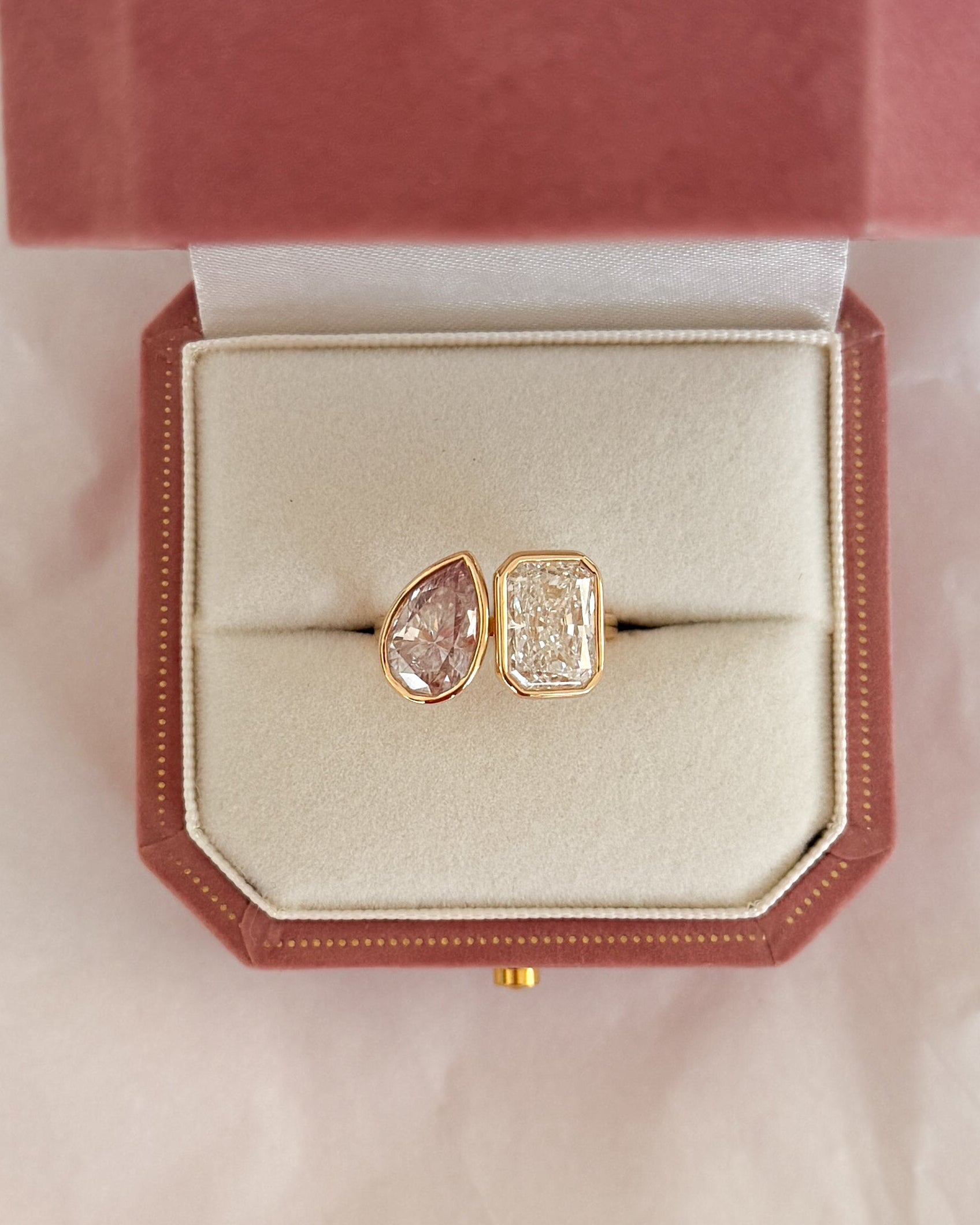 Toi et moi diamond engagement ring with pink and white diamond. Drop shaped diamond and cushion cut. Bespoke jewellery